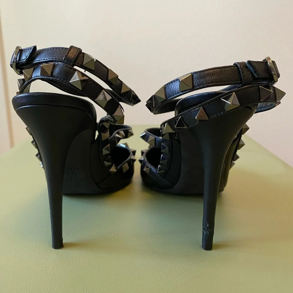Valentino Garavani Noir Rockstud Accents T-Strap Pumps - Picture 3 of 4